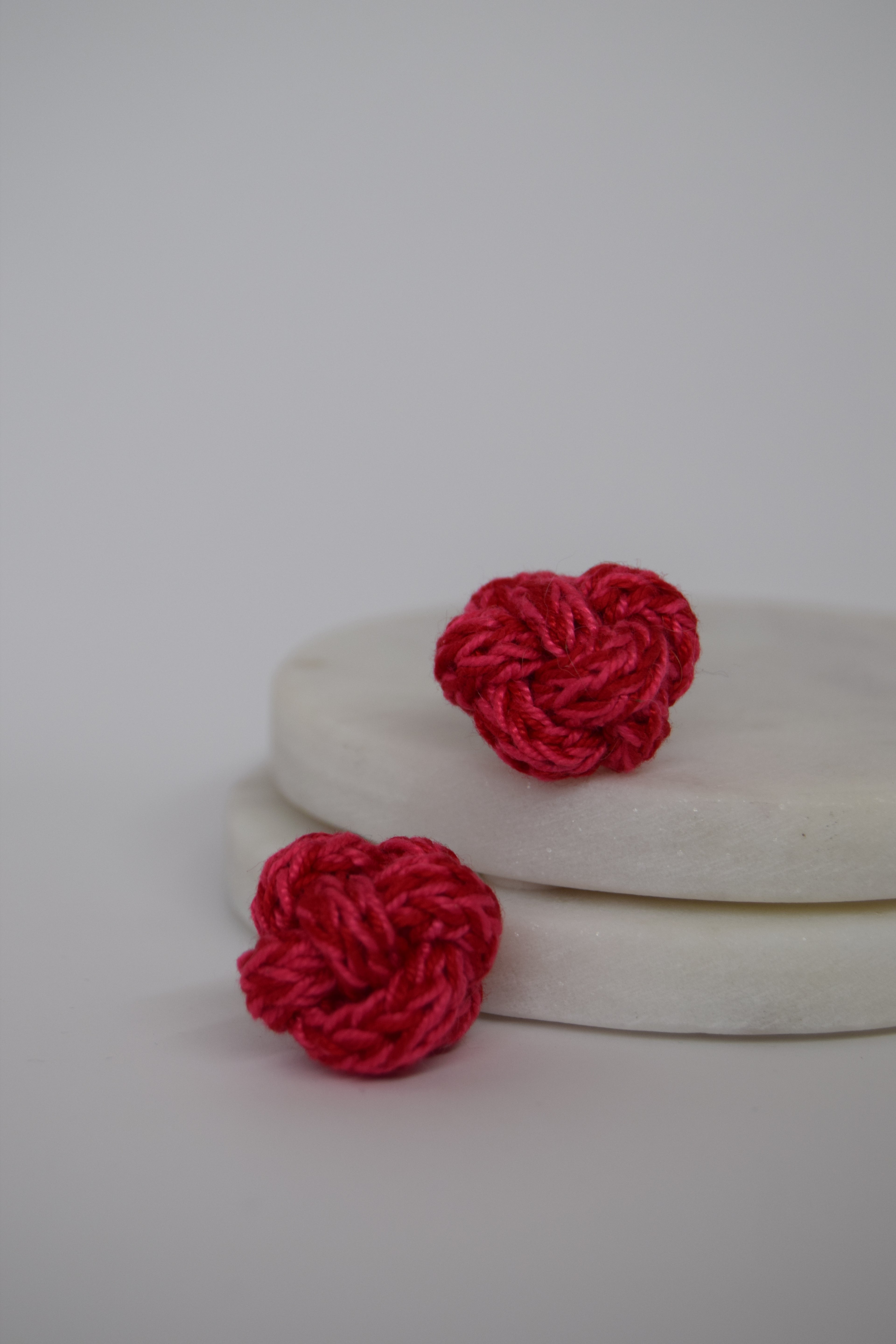 brincos loop morango