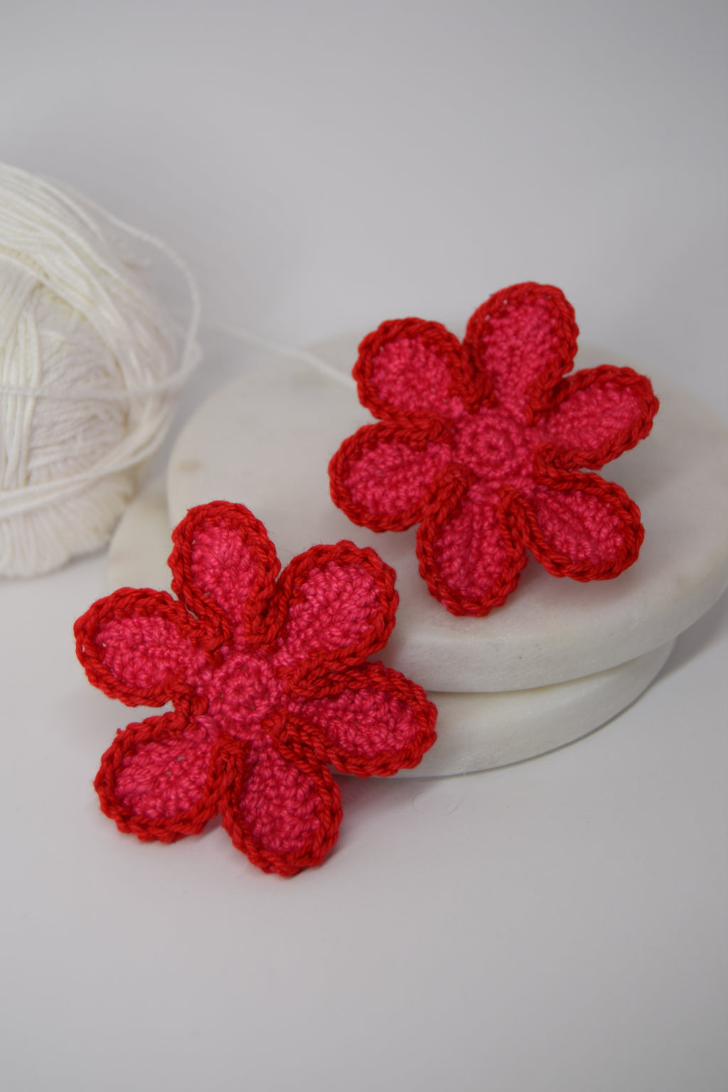 brincos bloom morango