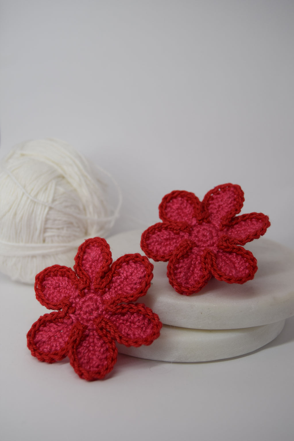 brincos bloom morango