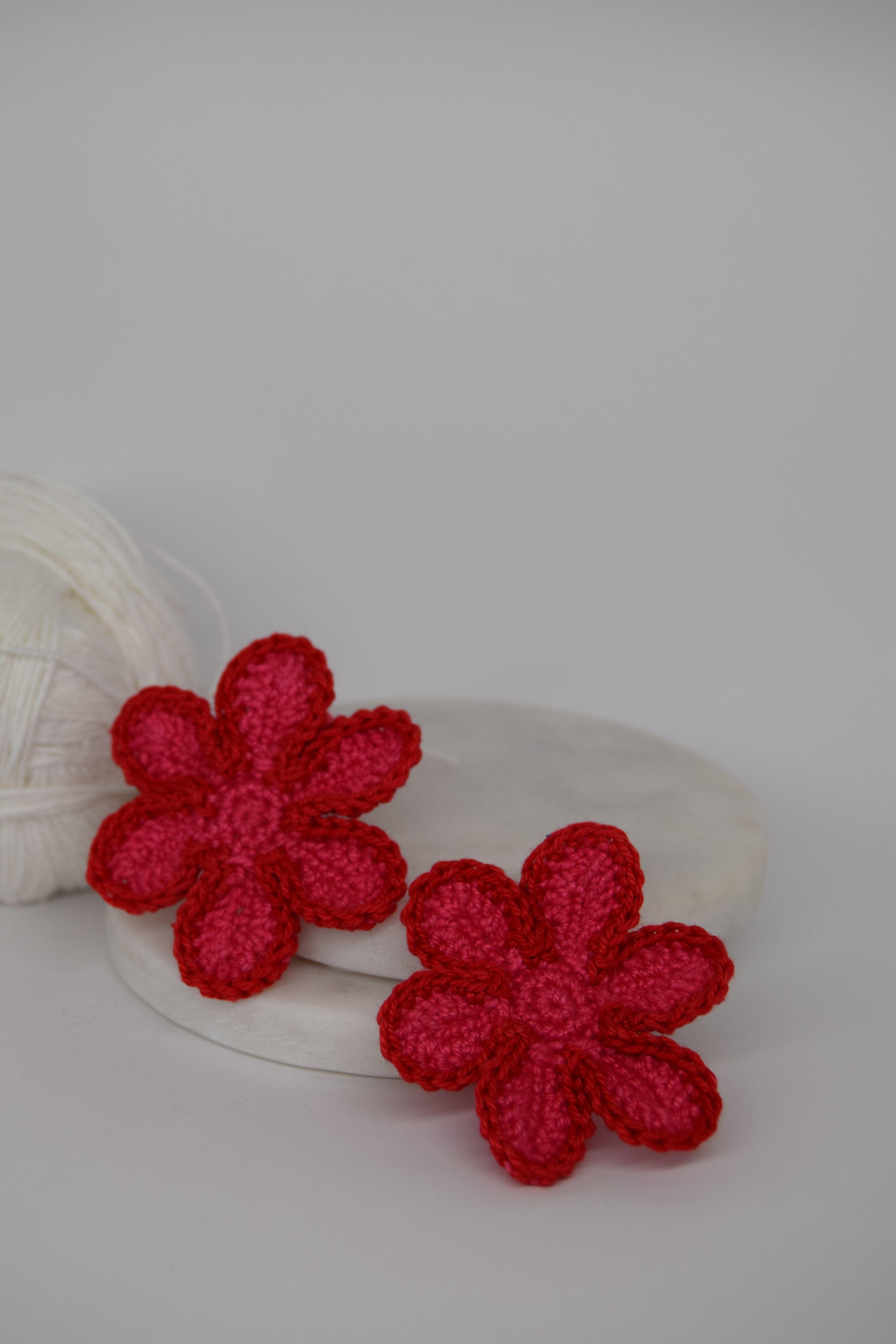 brincos bloom morango