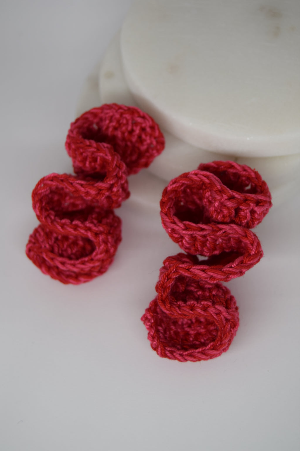 brincos poppy morango