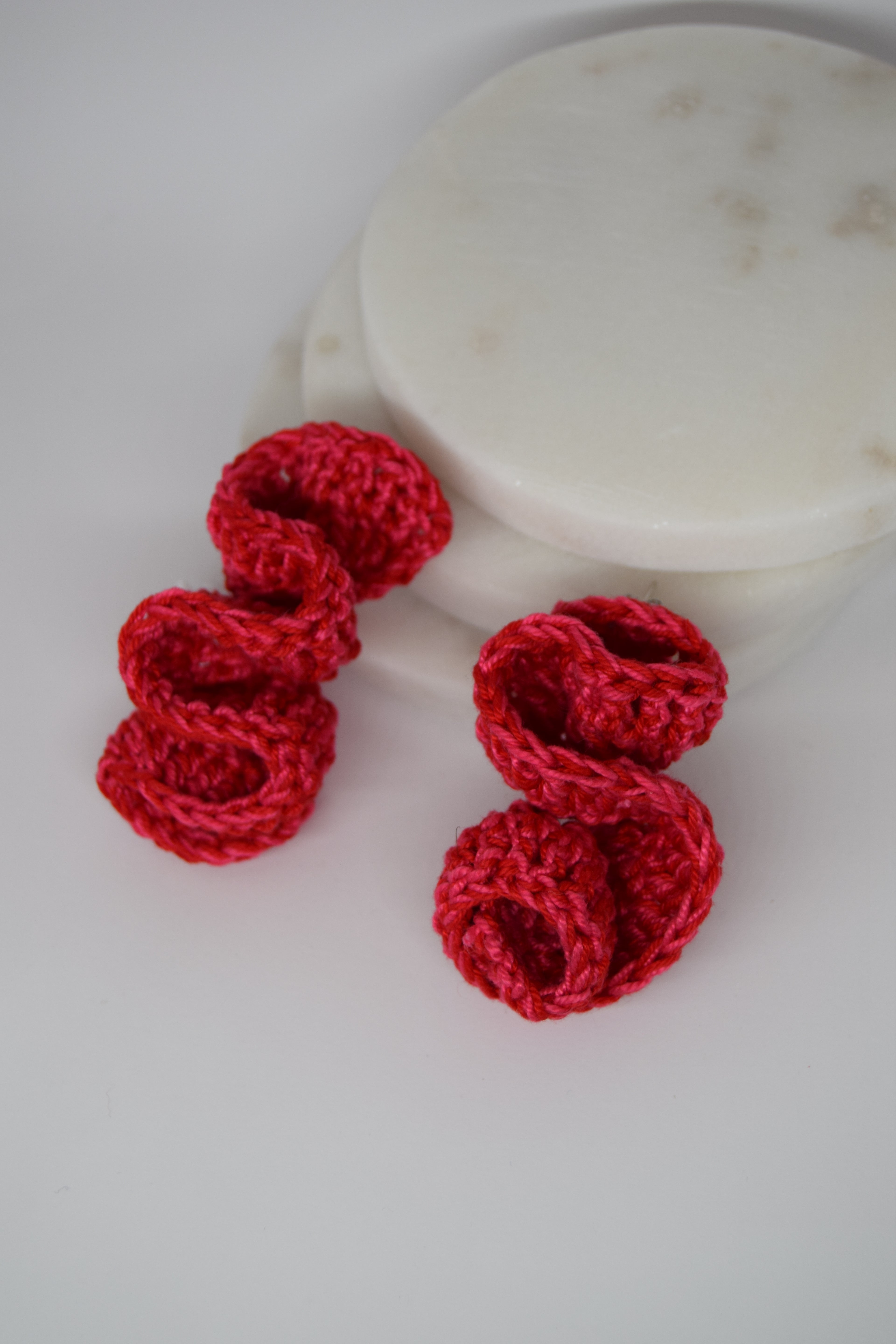 brincos poppy morango