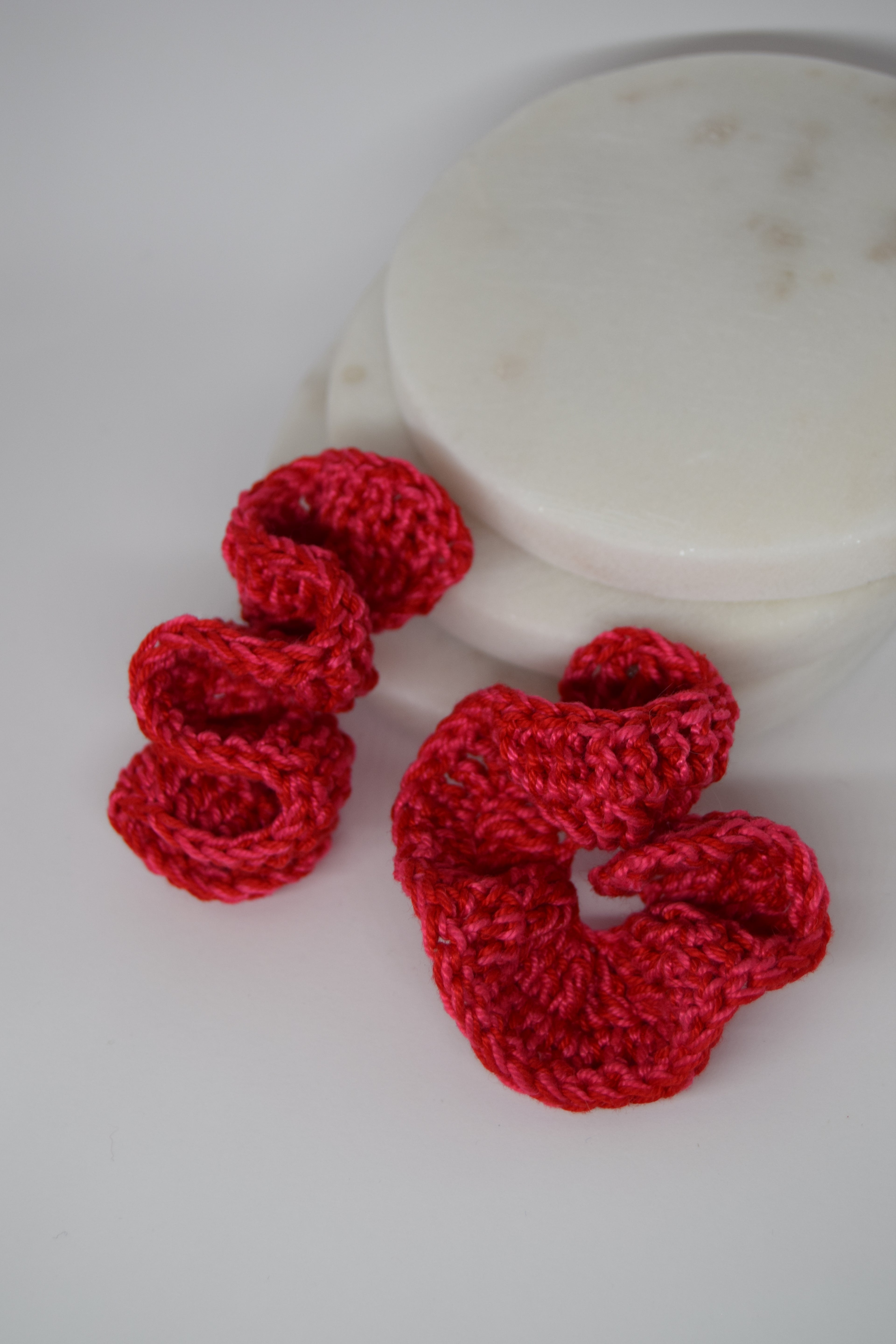 brincos poppy morango