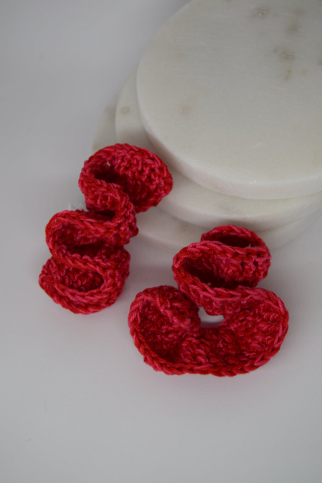 brincos poppy morango