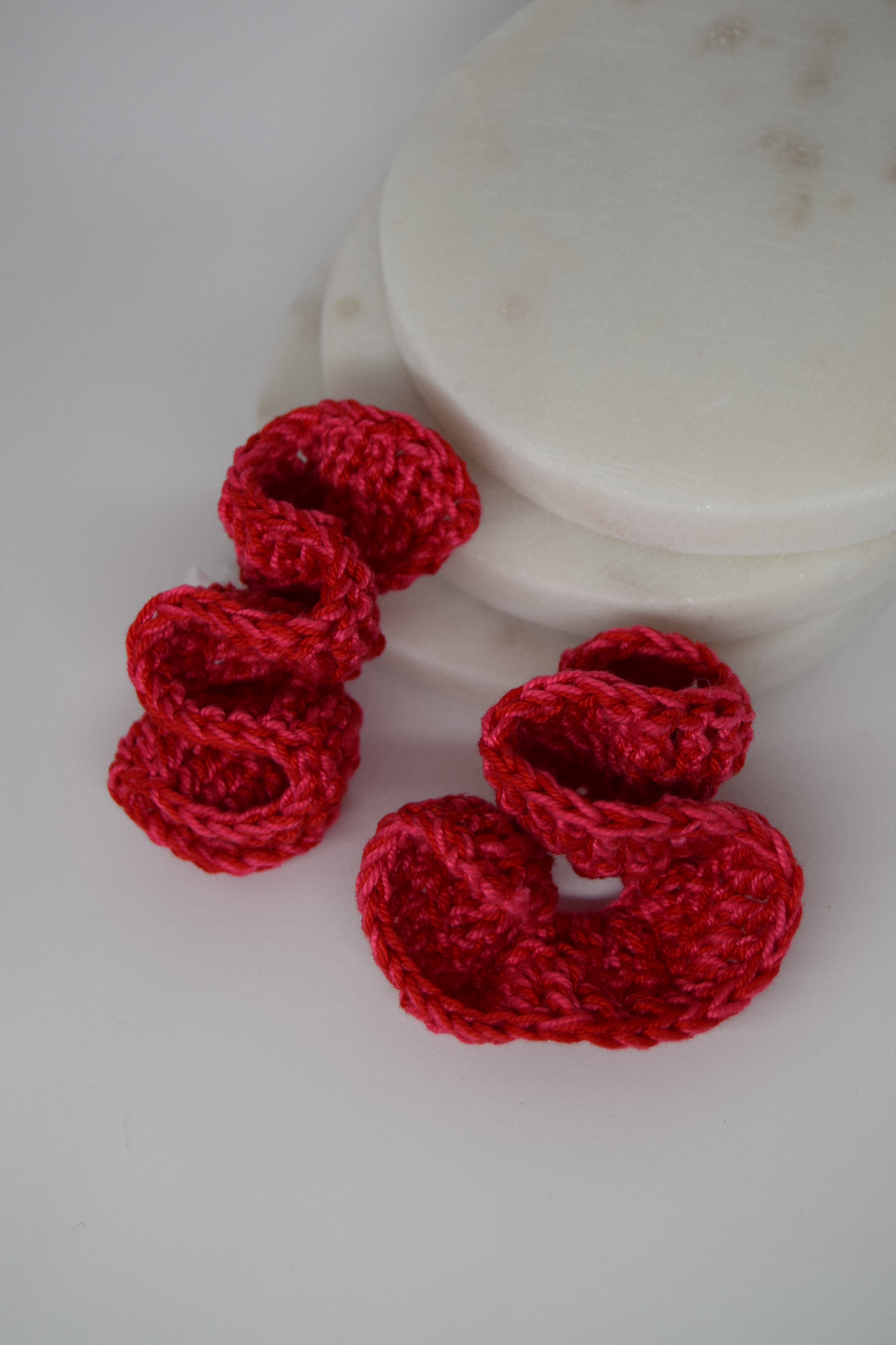 brincos poppy morango